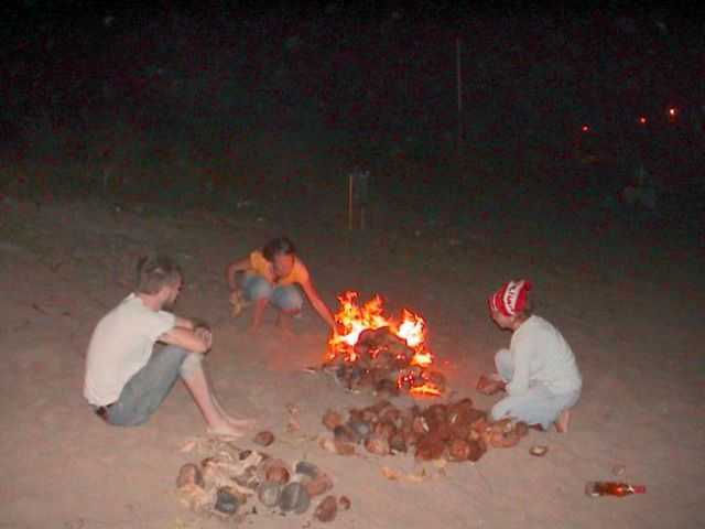 Mit Merritt, Tristan, Babu beim Grillieren am Sunset Point Beach.